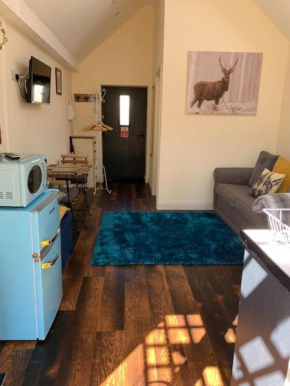 The Snug in Leckhampton, Cheltenham- A Cosy & Unique Space